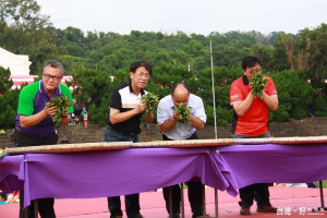 林縣長曾議員陳處長等示範揉茶。（記者扶小萍攝）