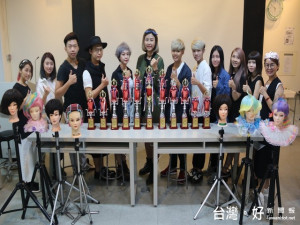 弘光科技大學美髮造型設計系學生技術高，2016亞洲盃時尚造型創意競賽

，爭得豐碩成績。（記者陳榮昌攝）