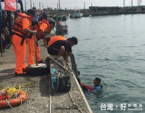 海巡署中區巡防局第四二岸巡大隊與相關單位，辦理「105年下半年區域救生救難演練」，彰顯雲林地區海上救生能量。（記者陳昭宗拍攝）