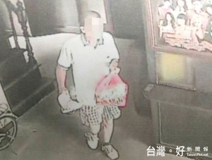 黃姓男子因貪小便宜，偷走擺放在供桌上之物品，一週發生數次讓廟方起疑，經北港警方調閱監視器逮人。（記者陳昭宗拍攝）