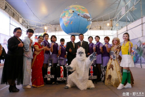 南投縣凍頂茶業發展協會為「2016年南投世界茶葉博覽會」，在中興新村虎山農場「黃金品茗館」辦理「航空茶旅」品茗活動，由機長凍茶會理事長曾高彬(左7)帶領美麗的空姐和4個穿著異國服裝的茶主人為旅客奉茶。