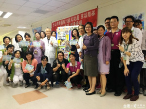 竹山鎮秀傳醫院提倡來院病患、社區民眾、院內員工等將「爬樓梯」這簡單的運動融入日常生活中，透過闖關拿好禮來鼓勵民眾為自己的健康把關。