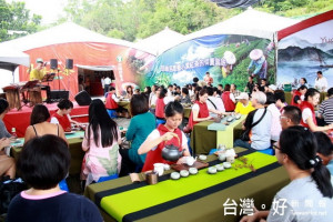 12日下午茶博會虎山大草原將有民歌演唱。（記者扶小萍攝）