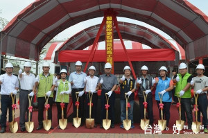 160線道路飛沙至四湖拓寬工程動土典禮，縣長李進勇、養工處長陳嘉盈、副議長蘇俊豪等人祈求工程執行平安順利。（記者陳昭宗拍攝）