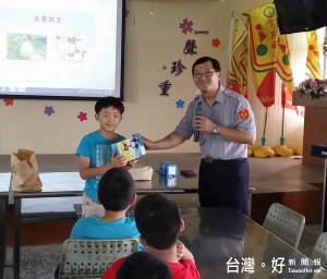 何漢釗以親切風趣的問答方式，讓學生覺得犯罪宣導不同以往，生動活潑反應熱烈。（記者陳昭宗拍攝）