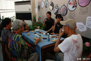 紅茶館內有免費小葉紅茶可品味。（記者扶小萍攝）