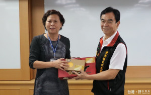 南投市長宋懷琳致送紀念品給蘇澳鎮代會主席張正義。