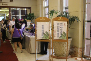 草嶺觀光協會理事長劉文房遞交陳情書，殷盼總統能協助早日重建縣道149甲，帶動草嶺觀光發展。（記者簡勇鵬攝）