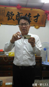 台南市副市長顏純左生日走訪基層，給自己生日的禮物及任務，就是推動耐絞寧成為指示用藥。（記者邱仁武／攝）