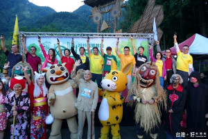 號稱「全台芬多精最多的路跑路線」，結合休閒健康及森林療癒概念的「第一屆溪頭路跑」活動，15日在縣長林明溱等來賓帶頭鳴槍下開跑囉！　