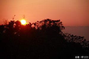 赤腳精靈觀景台可賞夕照。（記者扶小萍攝）