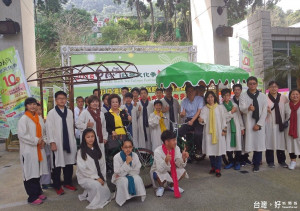 行動紅茶卡打車贈送儀式，象徵著，文化傳承、薪火相傳的重要意義，參與者大合照留念。〈記者吳素珍攝〉