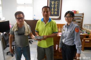 所長林信雄表示，戴男(中)只拿回20萬元，剩下的16萬元，兩人協議全數捐贈給弱勢團體。