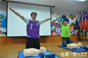 跟著紅十字會講師操作CPR流程，花蓮市長魏嘉賢親自帶頭推廣！