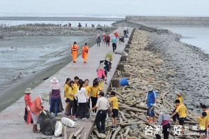 台灣電力公司再生能源處及四湖鄉公所在三條崙海水浴場舉辦海岸淨灘活動，四二岸巡大隊展現為民服務熱忱。（記者陳昭宗拍攝）
