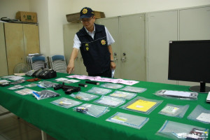 南投縣刑大展示四合一掃蕩成果。（記者扶小萍攝）