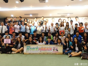 青年創業論壇現場吸引近200位全台各地青年與對創業有興趣民眾參與，另即時線上直播逾400人瀏覽。
