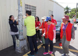 斗六市市長謝淑亞〈左1〉親率環保志工隊與民眾拆除違規廣告，讓街道市容煥然一新。（記者蘇榮泉攝）