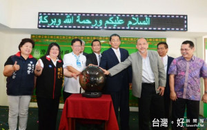 鄭市長表示，龍岡清真寺是桃園地區伊斯蘭信仰的重要中心。
