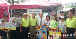 全國農機展圓滿閉幕，縣長李進勇及農委會主委曹啟鴻於縣警局預防犯罪宣導攤位，提醒大家人潮擁擠小心保管隨身財物。（記者陳昭宗拍攝）