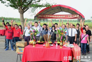 2017台灣燈會場地設施舉行開工典禮，縣府秘書長黃玉霜及虎尾鎮長林文彬、北港鎮長張勝智等，祈求2017台灣燈會在雲林順利圓滿。（記者陳昭宗拍攝）