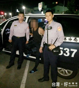 北港警方積極協助浪跡街頭的男子尋找家屬，並護送至安全處讓家屬帶回。（記者陳昭宗拍攝）