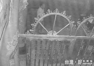 監視器清楚拍下男子行竊過程，警方循線逮人。（記者陳昭宗拍攝）