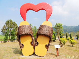 「東埔蚋溪木屐寮滯洪生態區」以一雙〝超大〞在地的台灣本土木屐造型作為入口意象，吸引遊客拍照留念。