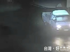 警方獲報後透過路口監視器畫面，循線追查到一部貨車並逮捕涉嫌偷走飼主愛狗的3名男子。（記者陳昭宗拍攝）