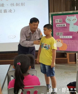 北港警方積極進入校園宣導法律實務，指導學生認識正確法治觀念，為校園打造一座安全的防火牆。（記者陳昭宗拍攝）