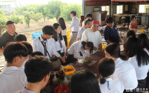 韓國清道中學師生參訪他里霧陶工坊，負責人陶藝家陳永礎指導韓國

友人學生每人實地操作樹葉陶盤雕塑。（記者蘇榮泉攝）