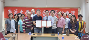 圖說：南華大學與黃大目食品公司簽署產學合作落實學用合一