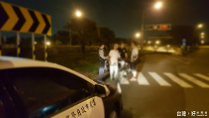 熱心慈警助迷途老翁返家 免於留宿街頭