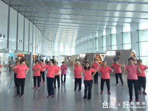 「若林手語舞團」以活潑肢體手語配合輕快流行歌曲，吸引旅客佇足欣賞，報以熱烈的掌聲鼓勵。（記者陳昭宗拍攝）