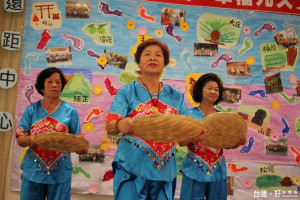 南投竹山秀傳醫院為鼓勵人人照顧本身健康，推廣遠距照護服務，於1日在竹山鎮”金竹味”餐廳舉辦第三屆「量測滿百 幸福九久」頒獎典禮，邀請社區長輩上台進行精彩表演。