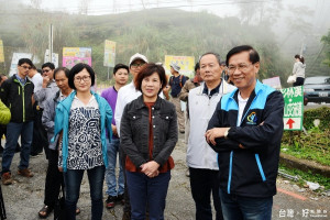 南投縣長林明溱3日在縣議員許素霞等陪同下，前往熱門旅遊景點銀杏森林，了解景觀休憩平台的施工進度，希望完工後可改善銀杏森林的觀光遊憩品質。