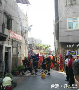 雲林縣消防局第三大隊於北港巷弄燈區辦理大型群聚活動緊急應變與燈區安全維護及火災搶救演練，藉以提昇災害搶救應變能力。（記者陳昭宗拍攝）