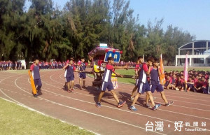 學生融入地方民俗特色的創意轎班進場，炒熱校慶活動的氣氛。（記者陳昭宗拍攝）