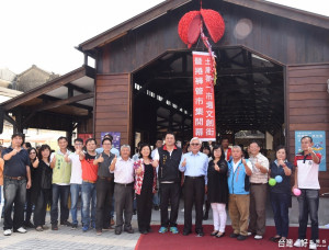 獨具新意的雲林縣土庫老街「捲褲管市集」，於土庫第一市場文創街市集開幕。（記者蘇榮泉攝）