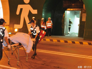 國3蘭潭隧道今（6）日上午近8時許發生2台遊覽車擦撞意外，造成31名乘客輕重傷。