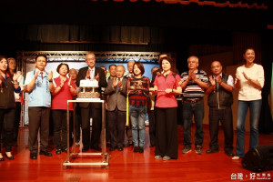 吳敦義前副總統林政則副主席等與佳賓唱生日快樂祝賀黨慶。（記者扶小萍攝）