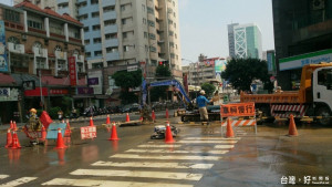 台中市進化北路自來水管被挖破中市16萬5千戶大停水。