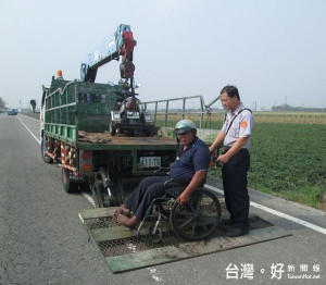 邱姓民眾電動車拋錨停於路旁不知所措，客厝所警員莊凱璋據聞到現場關懷，協助載運送修，獲民眾肯定與讚賞。（記者陳昭宗拍攝）