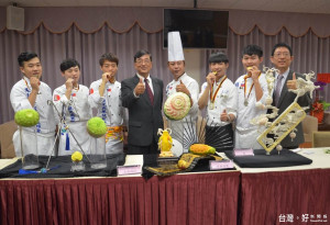 校長陳益興〈左4〉與領軍的柯明宗老師與5位參加「蔬果雕刻藝術類
」大賽的學生合影。（記者蘇榮泉攝）