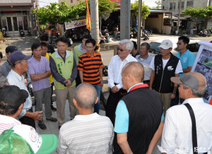 縣長李進勇7日上午率水利處副處長吳文能與口湖鄉長林哲凌等地方鄉親會勘口湖市區雨水下水道與排水工程。（記者蘇榮泉攝）