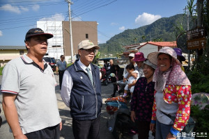 林縣長勘查頭社內凹仔土地重劃區，並承諾解決相關問題，獲鄉親熱烈肯定。