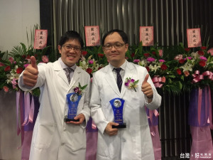 衛服部南投醫院廖嘉宏、王耀麟醫師雙獲優良醫師閃亮新人獎。（記者扶小萍攝）