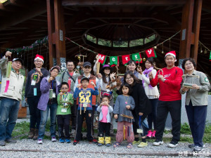 「耶誕竹工坊」活動中，透過簡單的木工技巧，做出具有傳統技術與現代美感的竹藝品。（圖／東勢林區管理處提供）