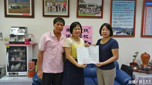 南投家扶中心與民和國小簽訂備忘錄。