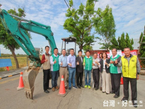 中市大安區東安里埋設九點五公里自來水管線，九日動工，市府官員

、民代及里民齊到場關心，市府秘書長黃景茂表示明年三月底該里有

二百三十一戶就有自來水可用。（記者陳榮昌攝）
